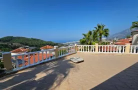 3+1 villa met een Privé Zwembad en zeezicht in Kargıcak.