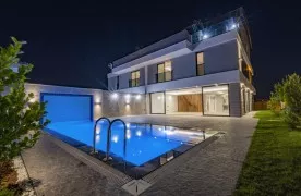 5+1 villa met Zwembad en Tuin te koop in Antalya Guzeloba