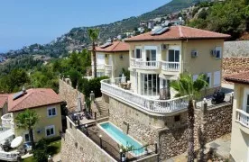 Ruim Gemeubileerd 5+1 villa te koop in Tepe Alanya