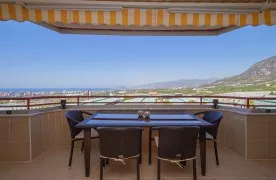 2+1 zeezicht Appartement met Zwembad te koop in Alanya Mahmutlar