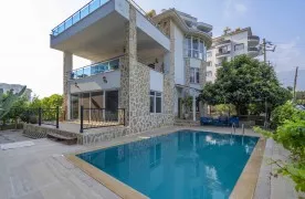 te koop 3+2 Vrijstaand triplex villa met Zwembad in Alanya
