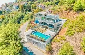 Luxueus 3-Story villa met Zwembad te koop in Alanya Tepe
