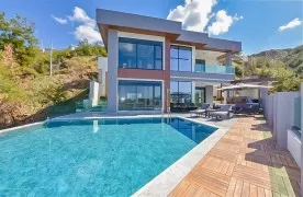 Vrijstaande villa met zeezicht te koop in Alanya-Kargicak.
