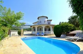 Ruim 5+1 villa te koop in Alanya Mahmutlar