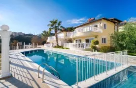 Luxe 3+1 Penthouse villa te koop in Alanya Tepe
