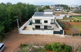 6+1 villa met Groot Tuin en Zwembad in Antalya Döşemealtı