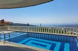 Gemeubileerd 3+1 villa te koop in Alanya Kargicak